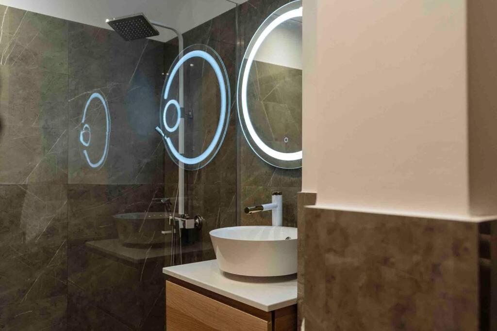 Ferienwohnung Stunning Views 2BR Intercontinental Flat Bukarest Exterior foto