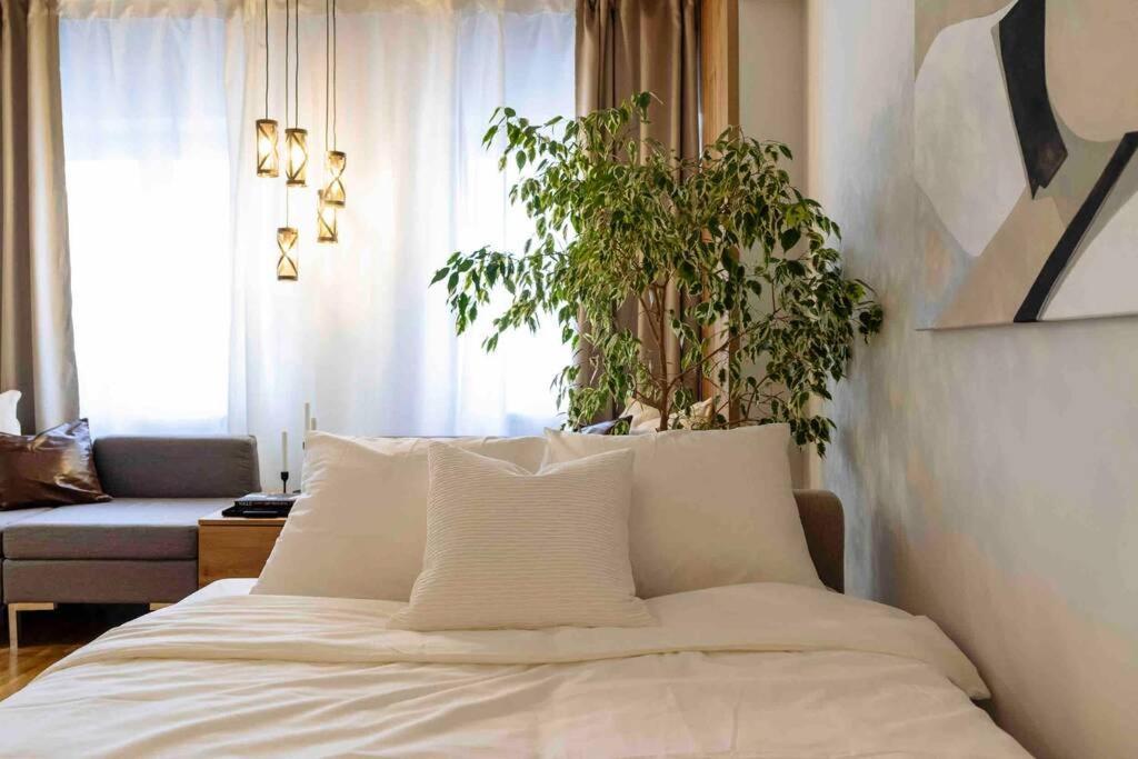 Ferienwohnung Stunning Views 2BR Intercontinental Flat Bukarest Exterior foto